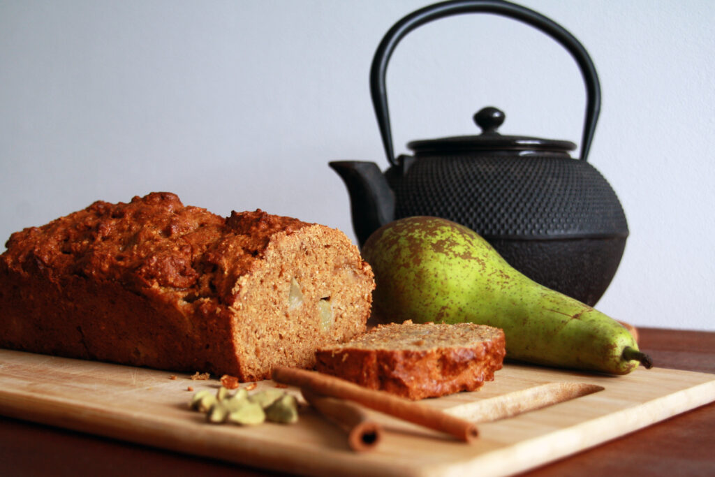 Volkoren bananenbrood met peer en kruiden