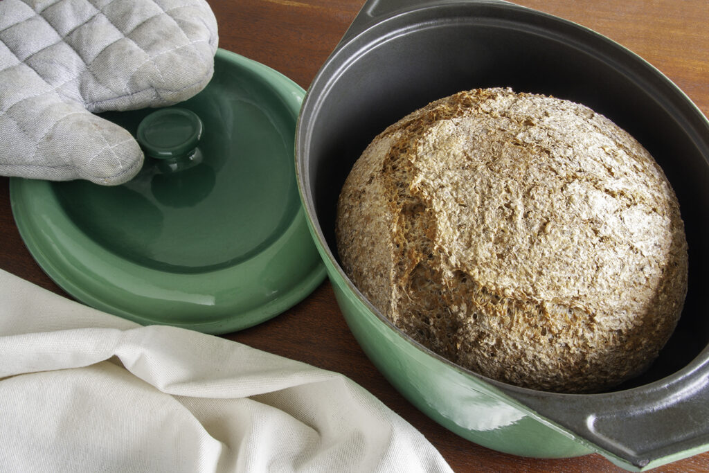 Rustiek en ambachtelijk volkorenbrood in Dutch oven gietijzeren braadpan