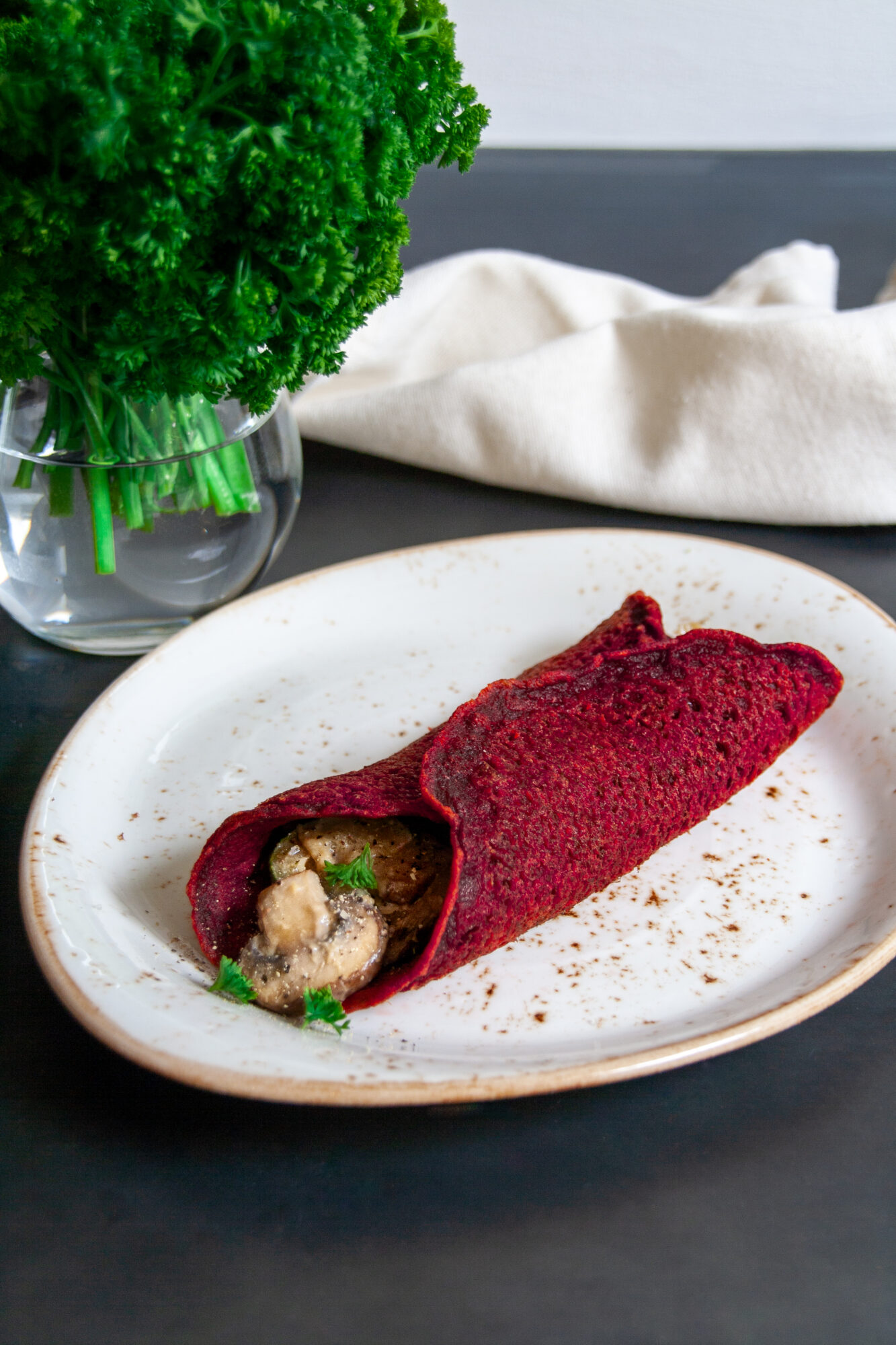 Rode bietenpannenkoeken met romige paddenstoelen