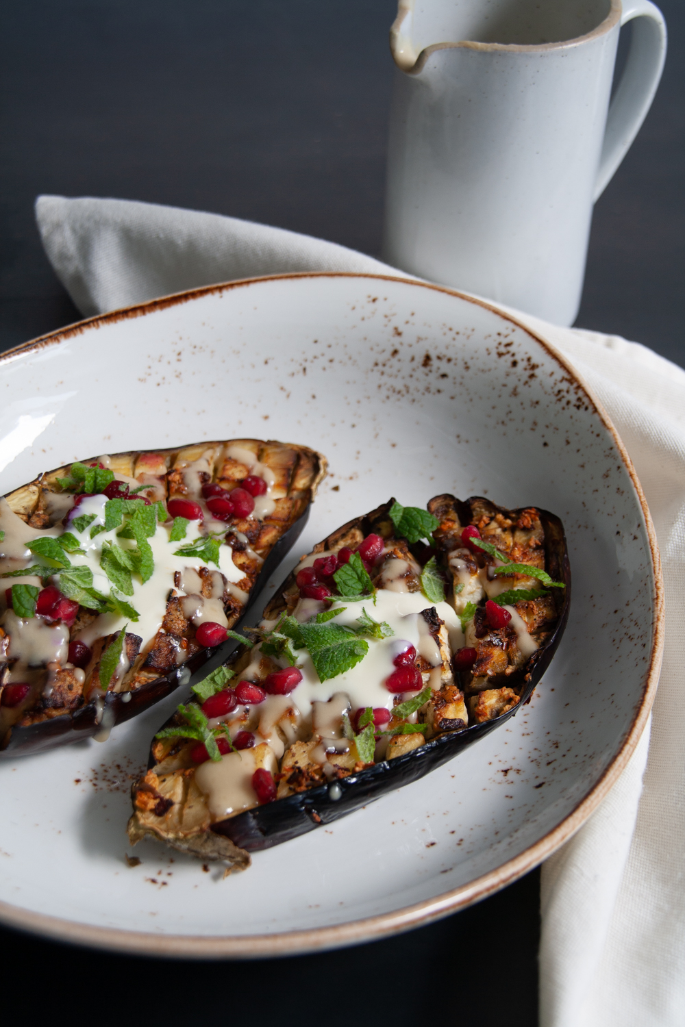 Gegrilde aubergine met tahindressing